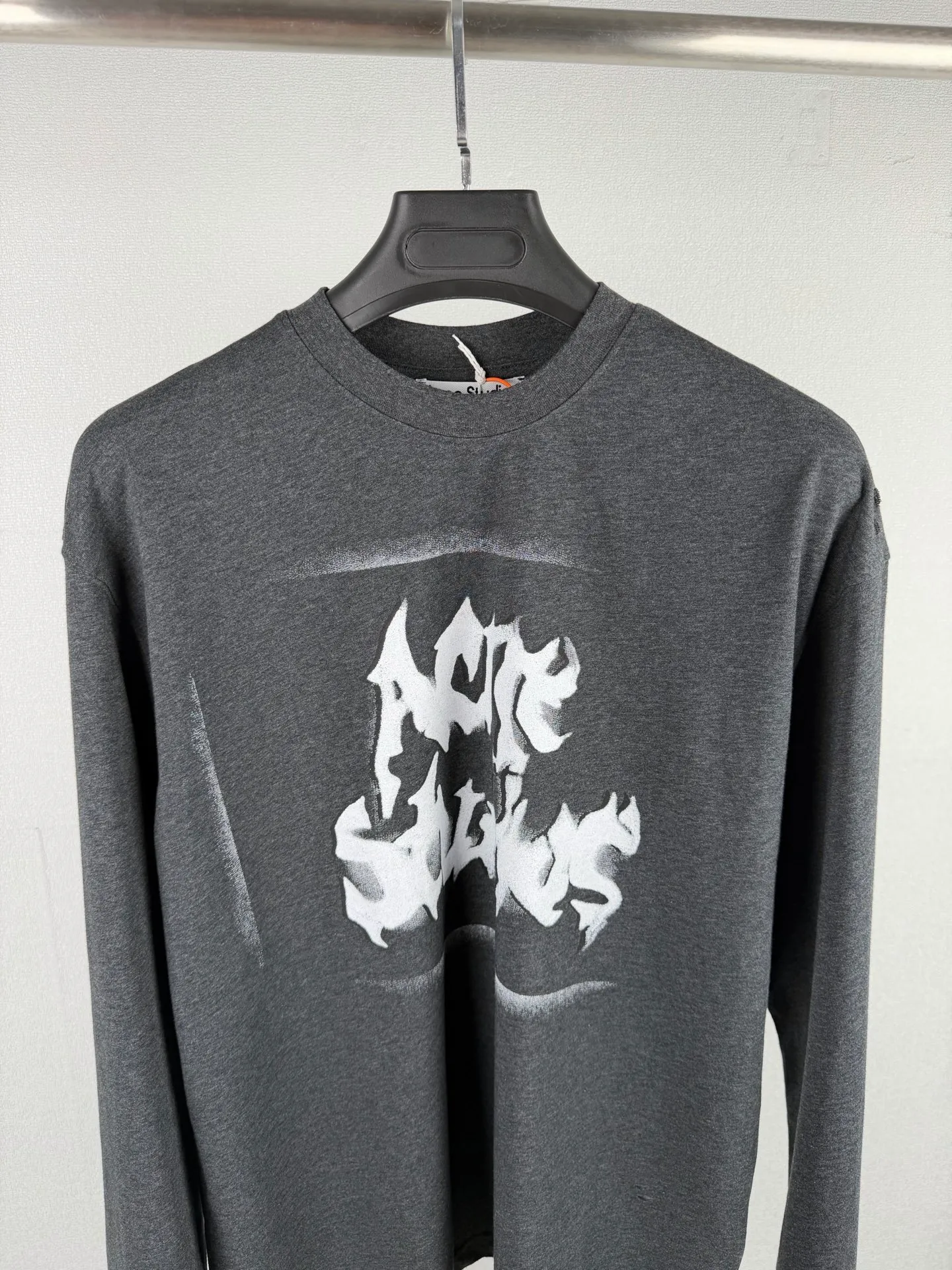 ACNE Studios printed graffiti logo distressed long-sleeved T-shirt. Customized air-oxygen soft matt jersey. Smooth and delicate, comfortable and skin-friendly. Cream White background. Retro luxury hidden in the distressed texture. Relaxed and high-end. The front and back are engraved with flame gothic fonts. Acne Studios' dark subculture edge flows naturally. Hand-carved holes and worn details reproduce the wild texture accumulated over time. The elegant collision of Nordic minimalist style and street rebellious spirit is interpreted to the extreme. Process 1: Adopt glue printing process. The printing is modified three times by the film screen. Use glue liquid paint to print the pattern on the fabric. Bake the fabric to fix the printed pattern. Process 2: Many parts of the body are worn by pure artificial regular positioning and hand brushing marks. Add texture and depth to the surface of the clothing to imitate the texture of natural wear. Process 3: The fabrics are fermented and washed, giving a better hand texture and not easy to deform. Not easy to shrink, not easy to fade, maintain long-term beauty Accessories: Customized 1:1 Acne trademark Version: Loose version Size: S M L XL